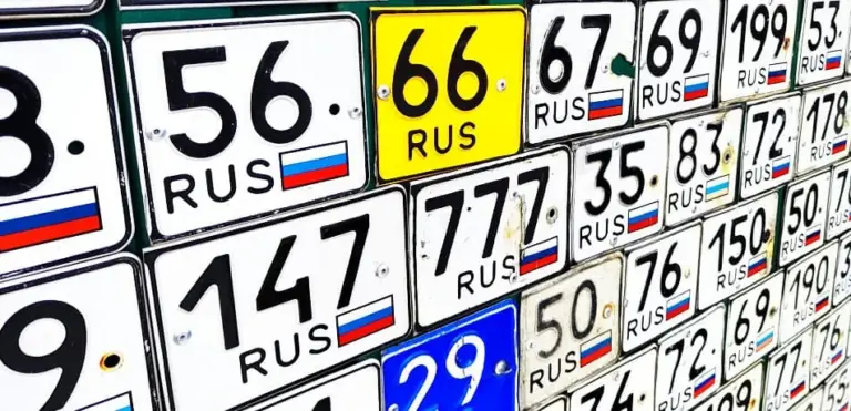 Коды регионов России на автомобильных номерах: полная таблица 2026